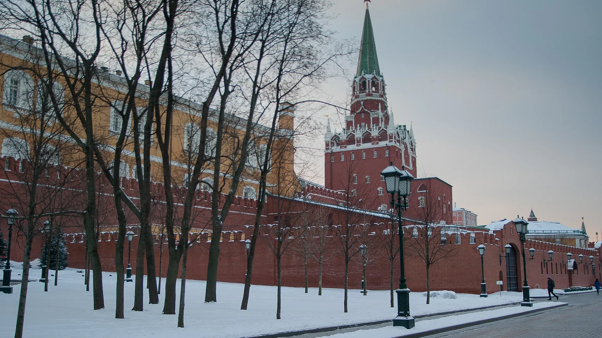 Кремль желание. Музей Москвы зимой. Боровицкая башня снег. Дороги Москвы Кремль. У кремлевской стены фото зима.