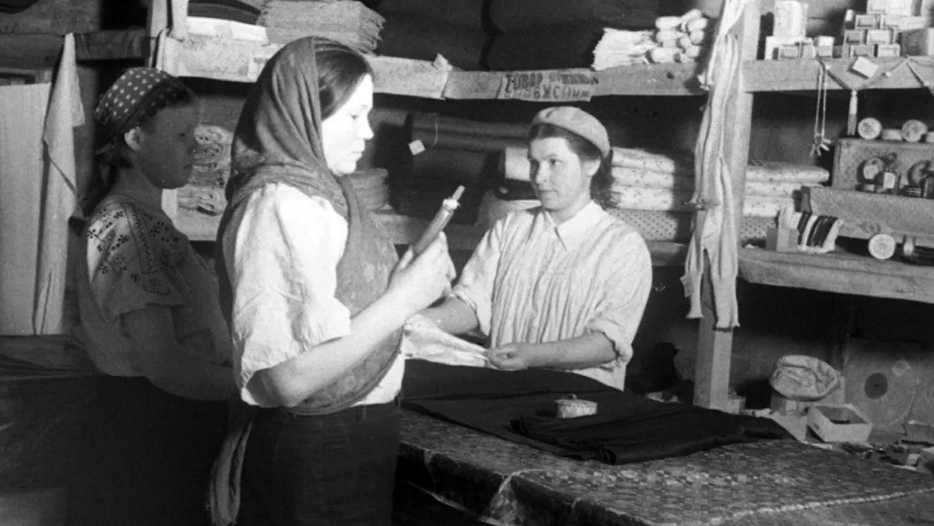 Работницы рыбного промысла покупают товары, предназначенные для стахановцев, 1943 год. Источник фото: Российский государственный архив кинофотодокументов