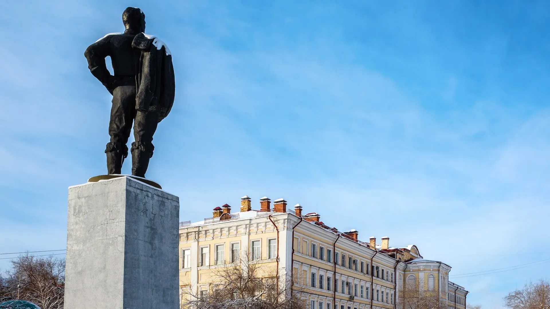 Памятник Чкалову в Оренбурге, на набережной Урала. Фото: Vadim Orlov / Shutterstock / Fotodom