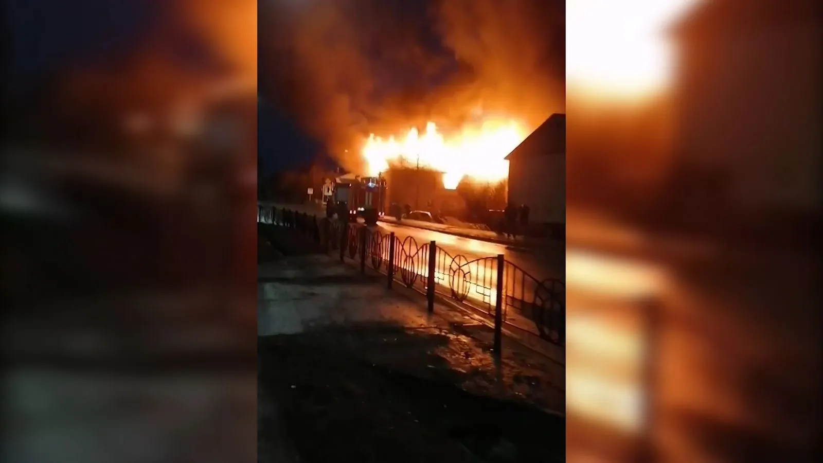Объятая пламенем: пожарные 4 часа тушили полыхающую «двухэтажку» в Салехарде