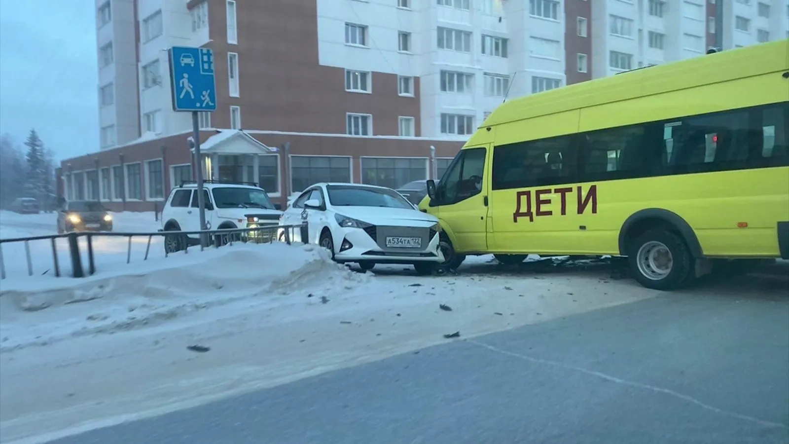 В Новом Уренгое в аварию попал автобус для перевозки детей | Ямал-Медиа