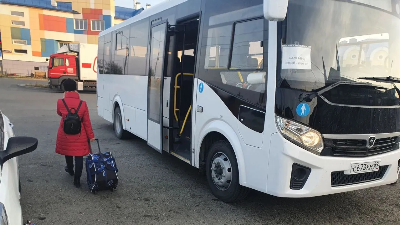 Автобус преодолевает путь за 8 часов, стоимость билета - 3000 рублей. Фото: Екатерина Пшенцова / КРАСНЫЙ СЕВЕР