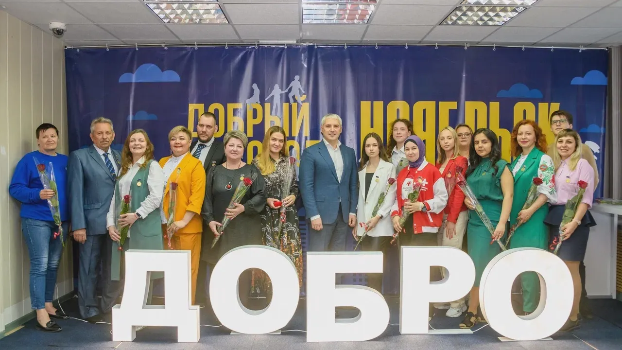 Знаки отличия получили 16 активных ноябрян. Фото: администрация Ноябрьска, "ВКонтакте"