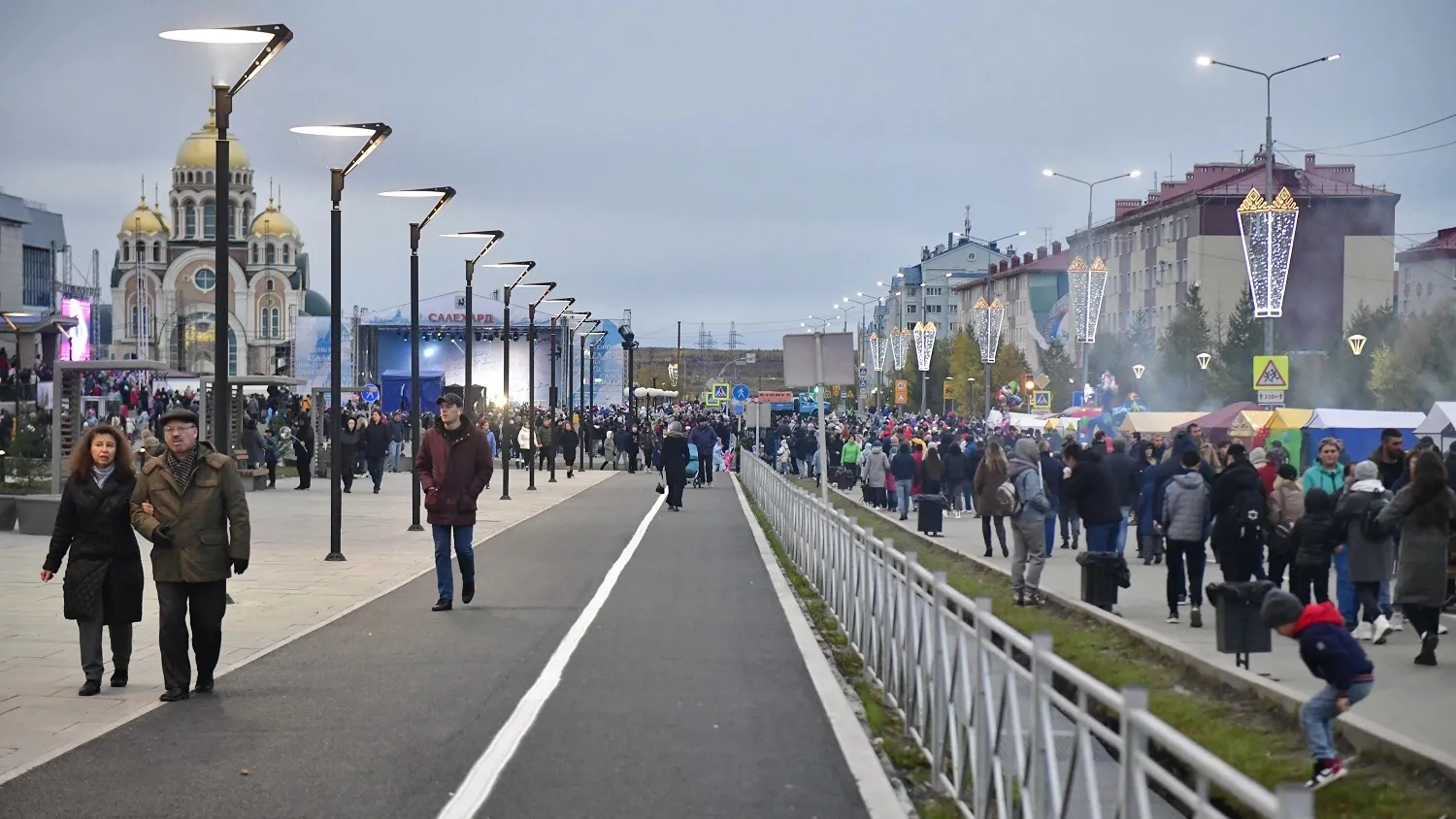 Народные гулянья возле "Геолога" - самые массовые. Фото: Андрей Ткачёв / "Ямал-Медиа"
