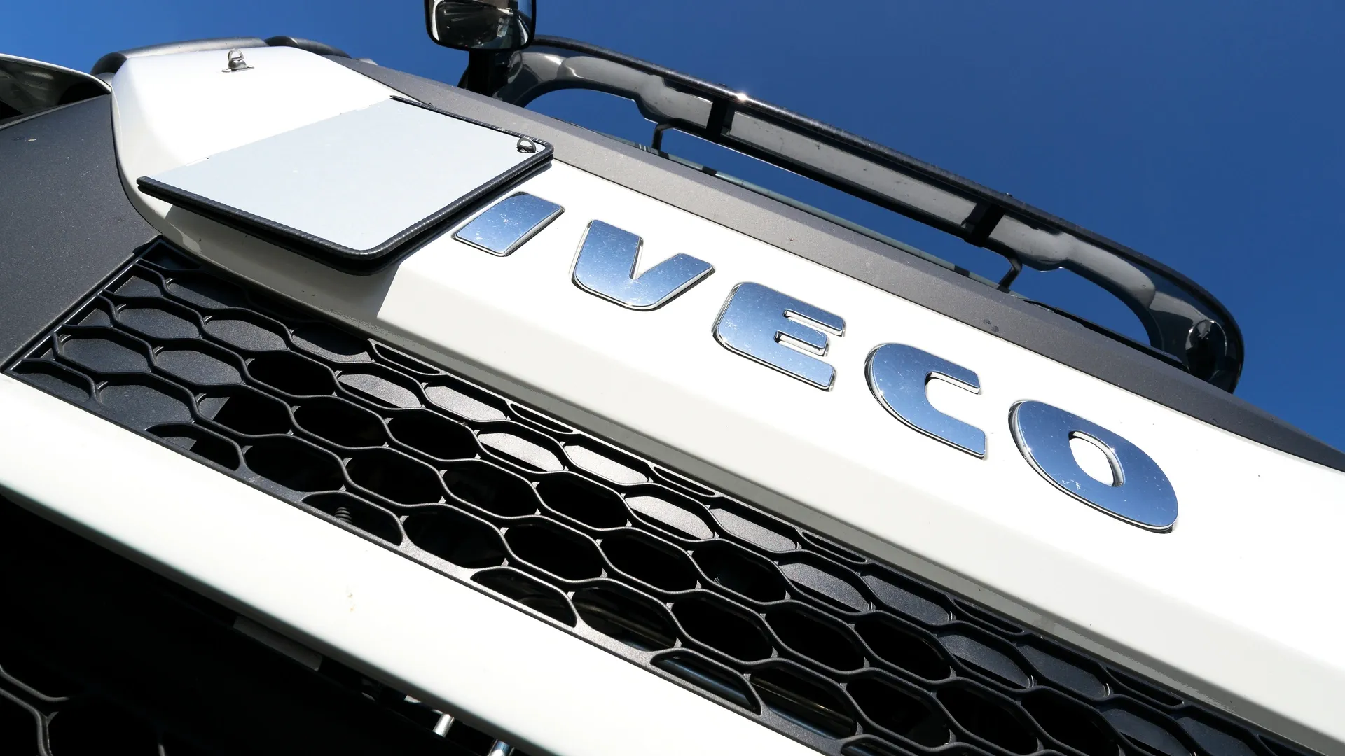 Машины на российском заводе Iveco продолжат выпускать в прежнем режиме. Фото: Bjoern Wylezich / Shutterstock.com