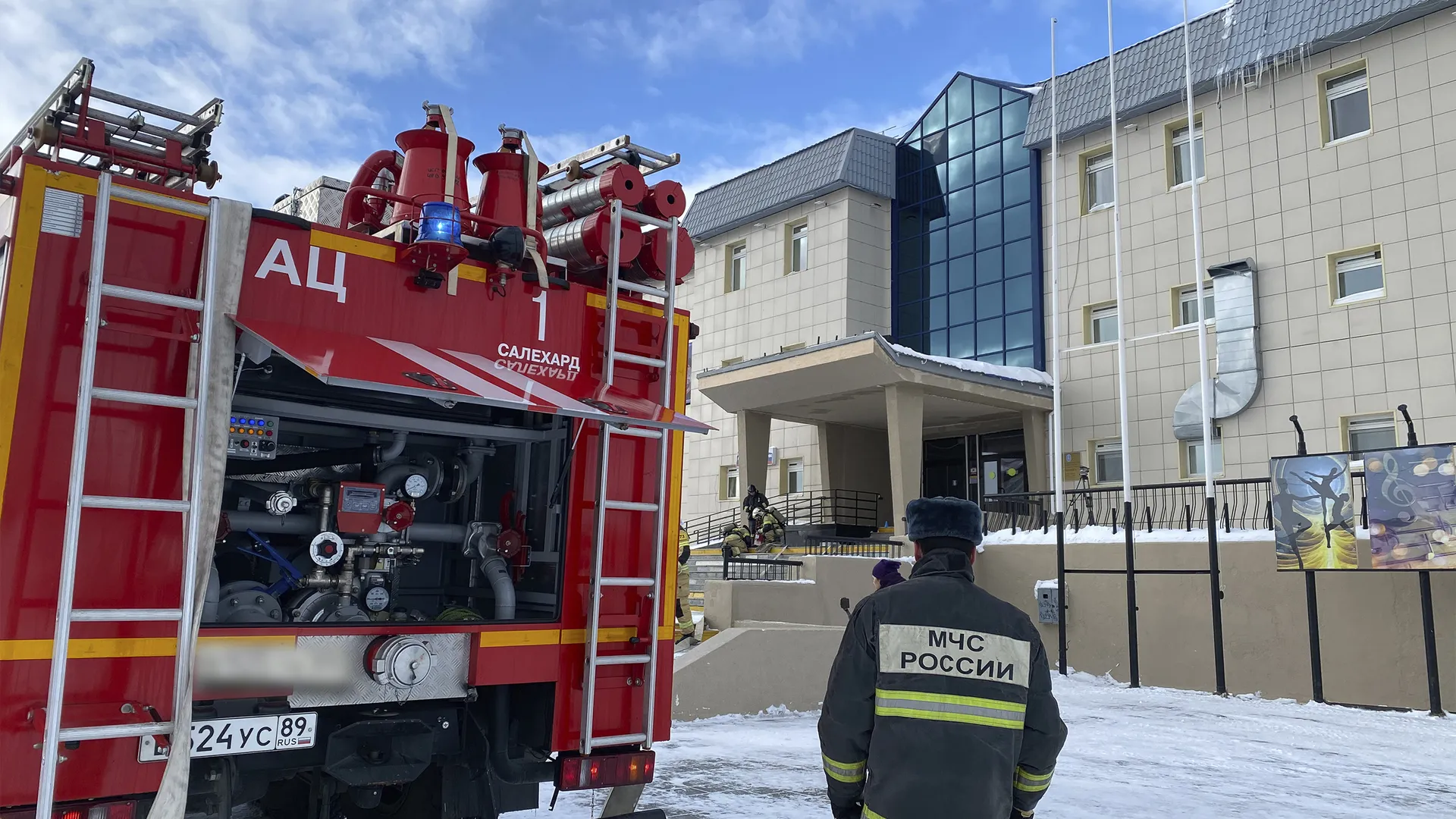 Спасатели тушили «пожар» в Центре культуры и спорта в Салехарде