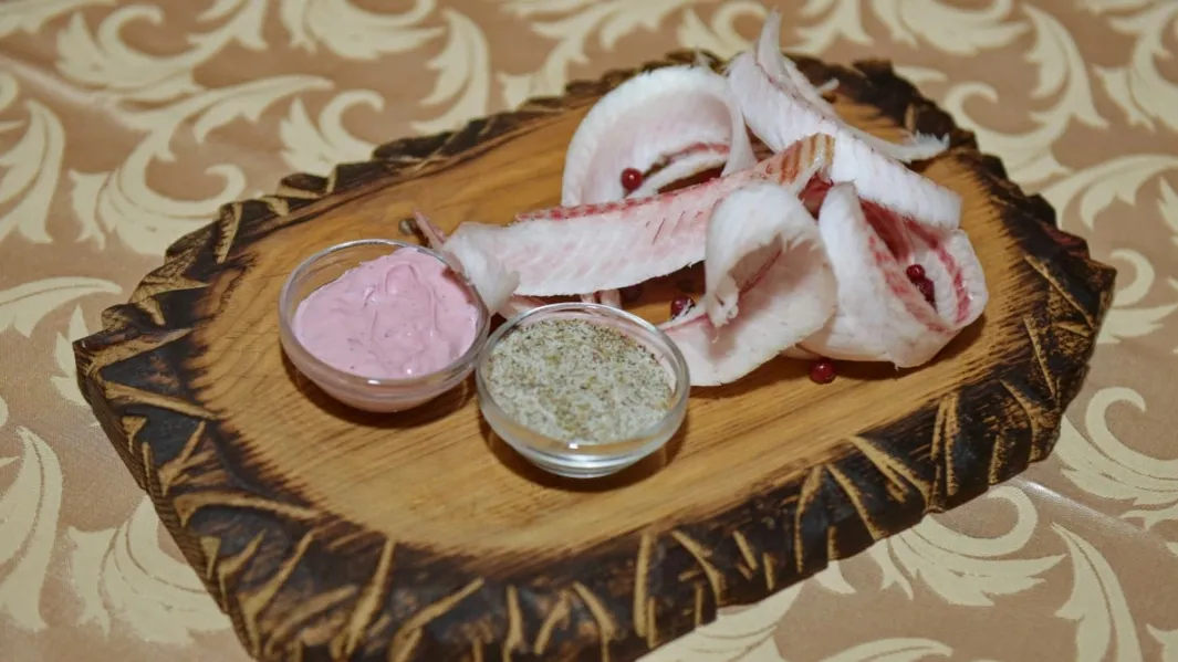 Ямальская строганина – один из любимых деликатесов северян. Фото: Андрей Ткачев/«Ямал-Медиа»