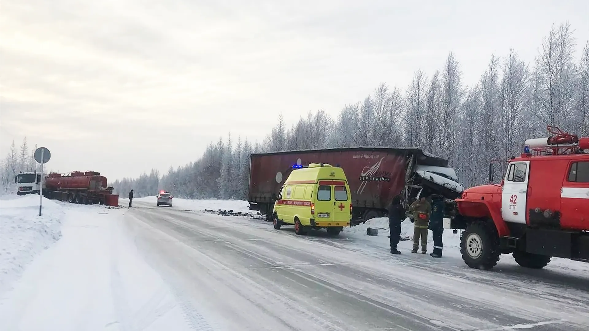 Стали известны подробности ДТП с грузовиками в Пуровском районе
