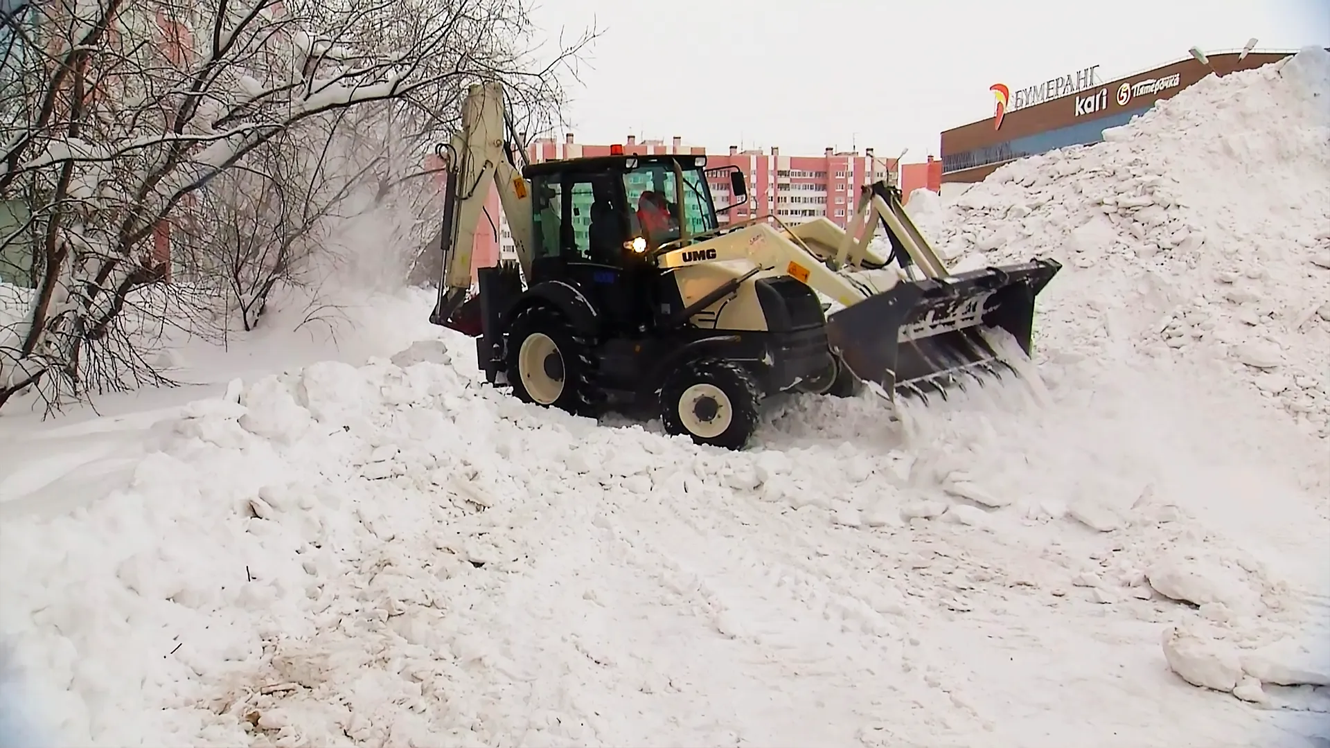 В Новом Уренгое рассказали, когда городские кварталы очистят от снега
