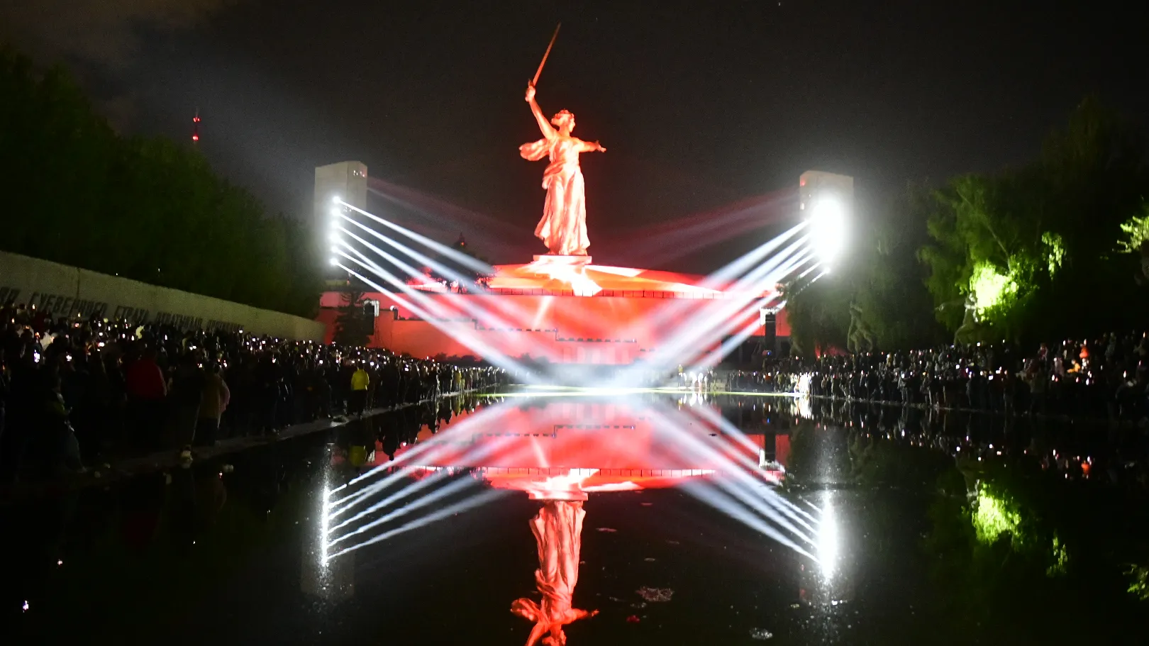 Салют и лазерное шоу в Волгограде 9 мая 2022 года