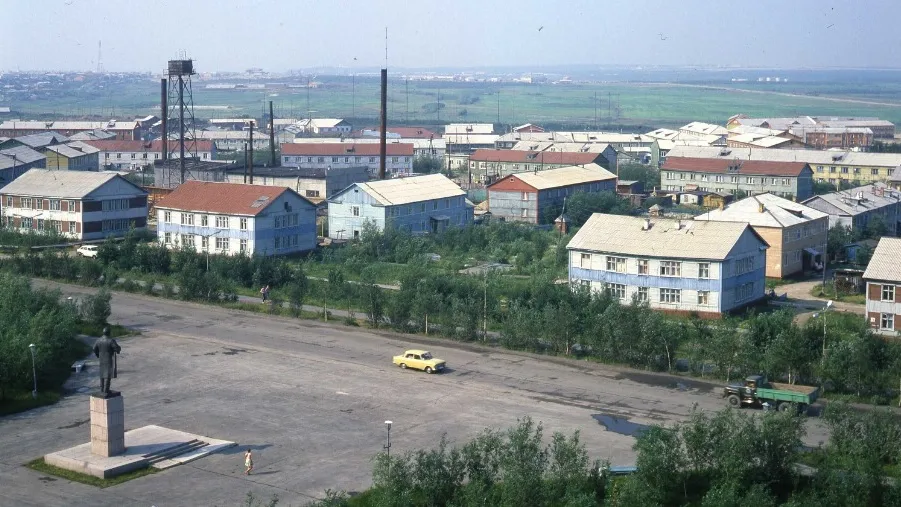 Вид со здания Дома Советов на площадь Ленина и город. 1990-е годы. Фото: предоставлено МВК имени И.С. Шемановского