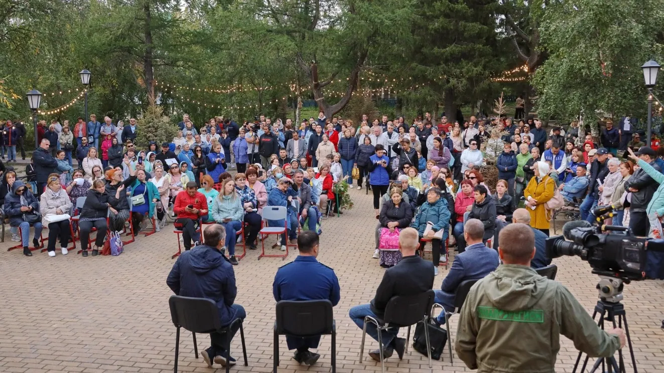 На встречу пришли около сотни салехардцев. Фото: Василий Петров / ИА «Север-Пресс»