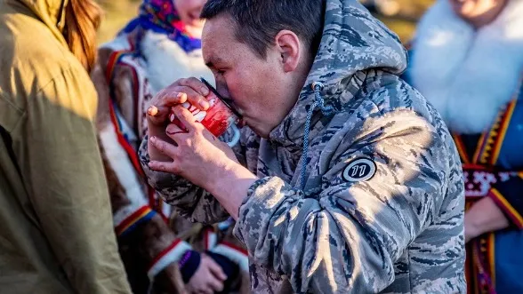 Для коренных народов Севера кровь оленя — ценный продукт питания. Фото: предоставлено Равилем Сафарбековым