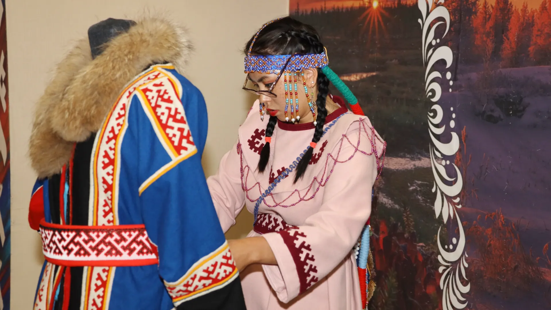 Конкурс «Мастерица Ямала» начался в окружном Центре национальных культур 11 июня. Свои шедевры показывали 14 рукодельниц.
