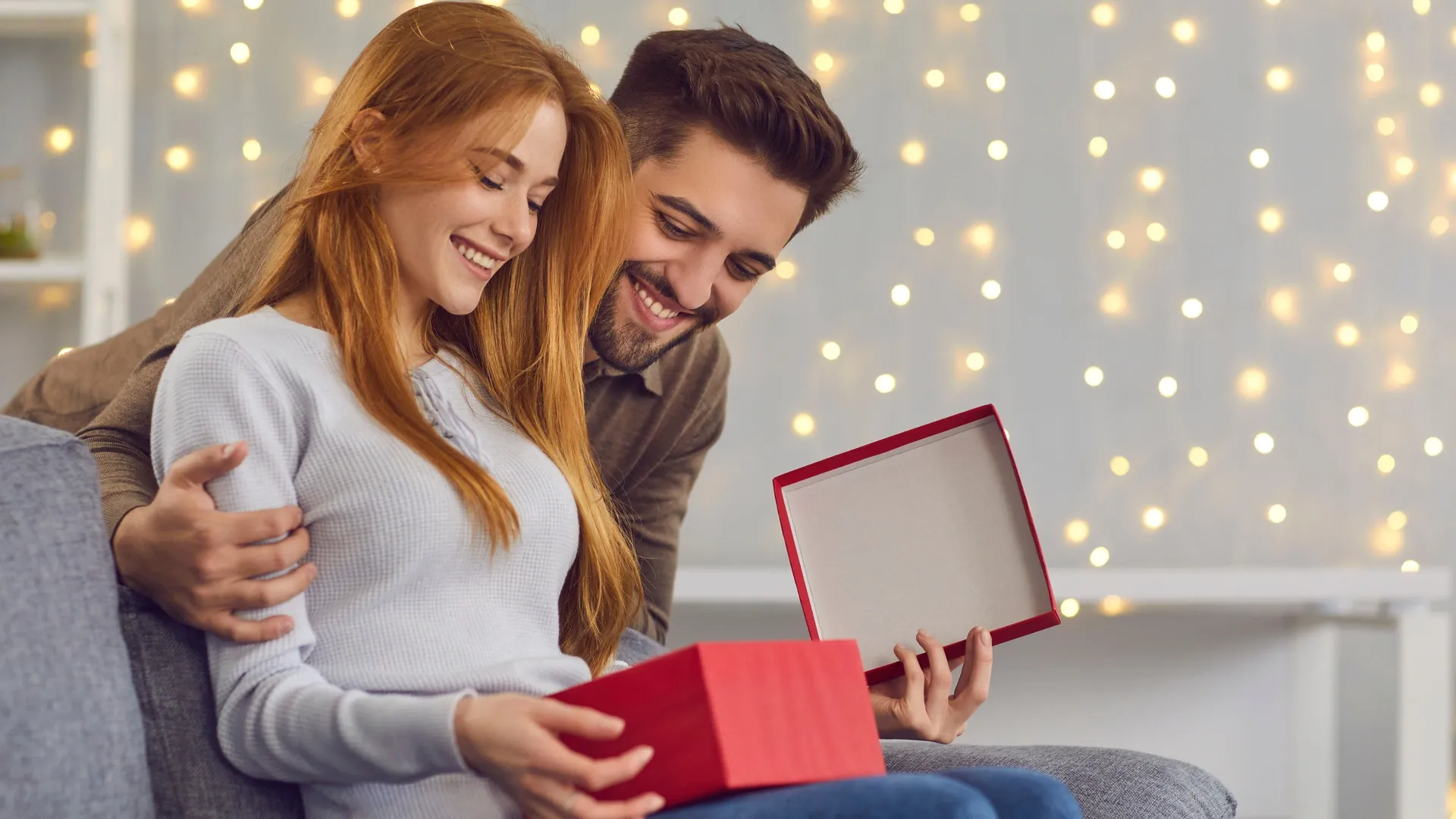 Большинству опрошенных — и мужчин, и женщин — было бы приятнее получать подарки лично. Фото: Studio Romantic / Shutterstock.com