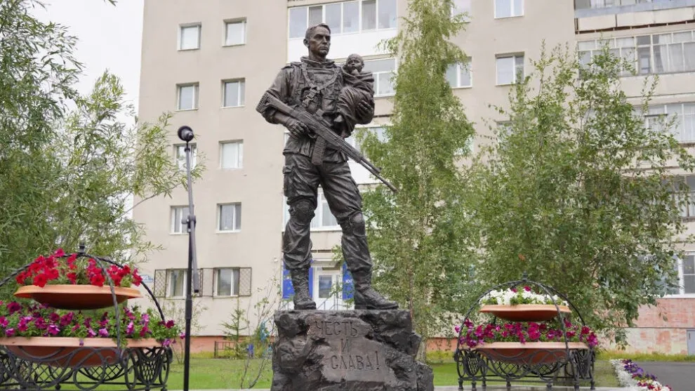 В Надыме прошло торжественное открытие памятника защитникам Донбасса. Фото: ИА «Север-Пресс»