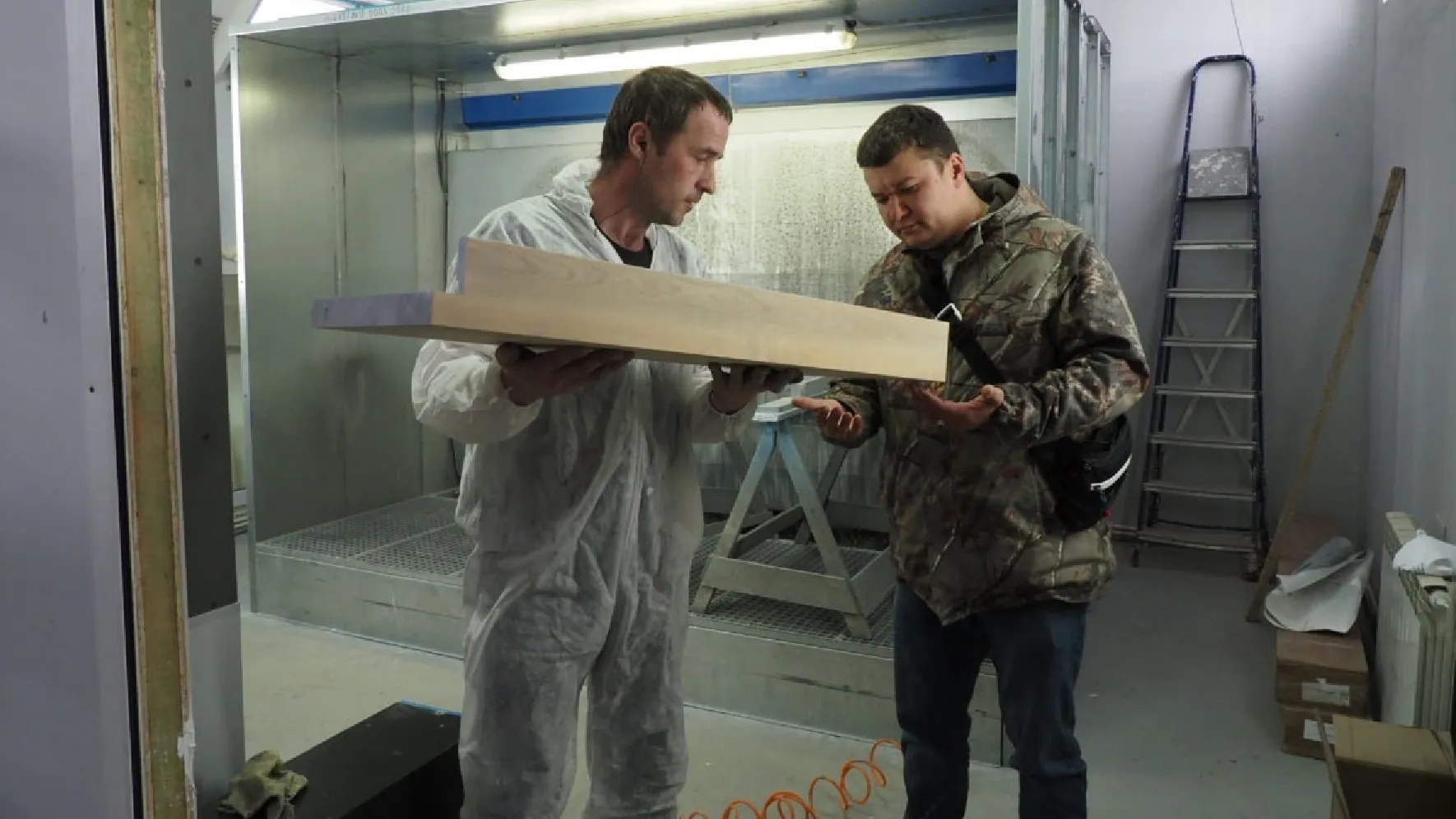 Марсель Садыков (справа) занимается производством мебели на заказ. Фото: Марат Галимов