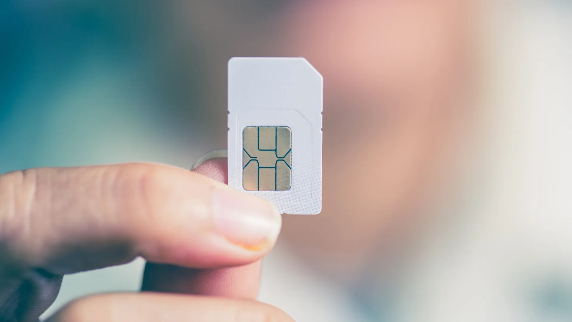 Если вы не собственник своей SIM-карты, то есть опасность лишиться денег в банке. Фото: justyle / Shutterstock.com