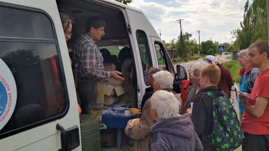 Николай Кударенко помогал раздавать гумпомощь жителям Мариуполя. Фото: «Гуманитарный Добровольческий Корпус», «ВКонтакте»