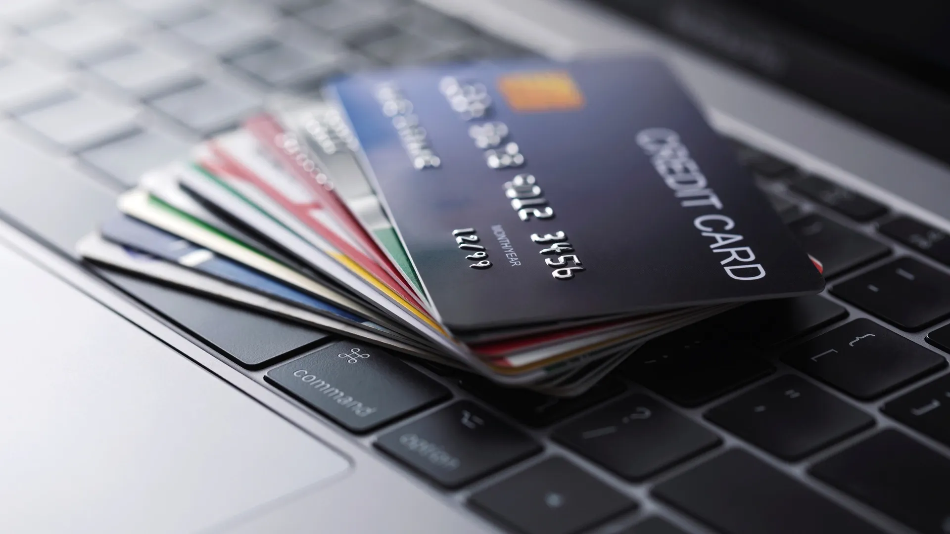 Эксперты фиксируют оживление потребительского кредитования. Фото: Suradech Prapairat / Shutterstock.com