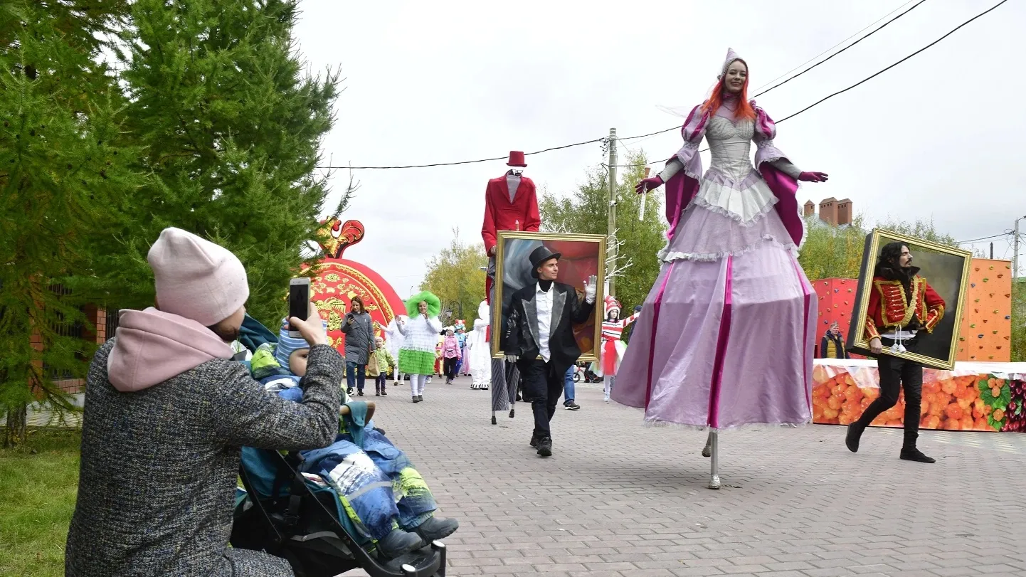 Костюмированное шествие актеров на ходулях пройдет по пешеходной улице в Салехарде. Фото: Андрей Ткачёв / "Ямал-Медиа"