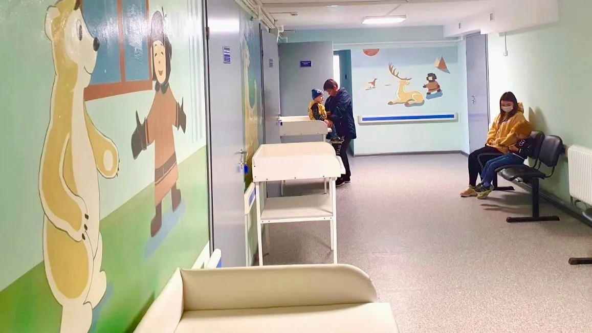 Стены поликлиники украсили персонажи мультфильма про Умку. Фото: Тарко-Салинская ЦРБ, «ВКонтакте»