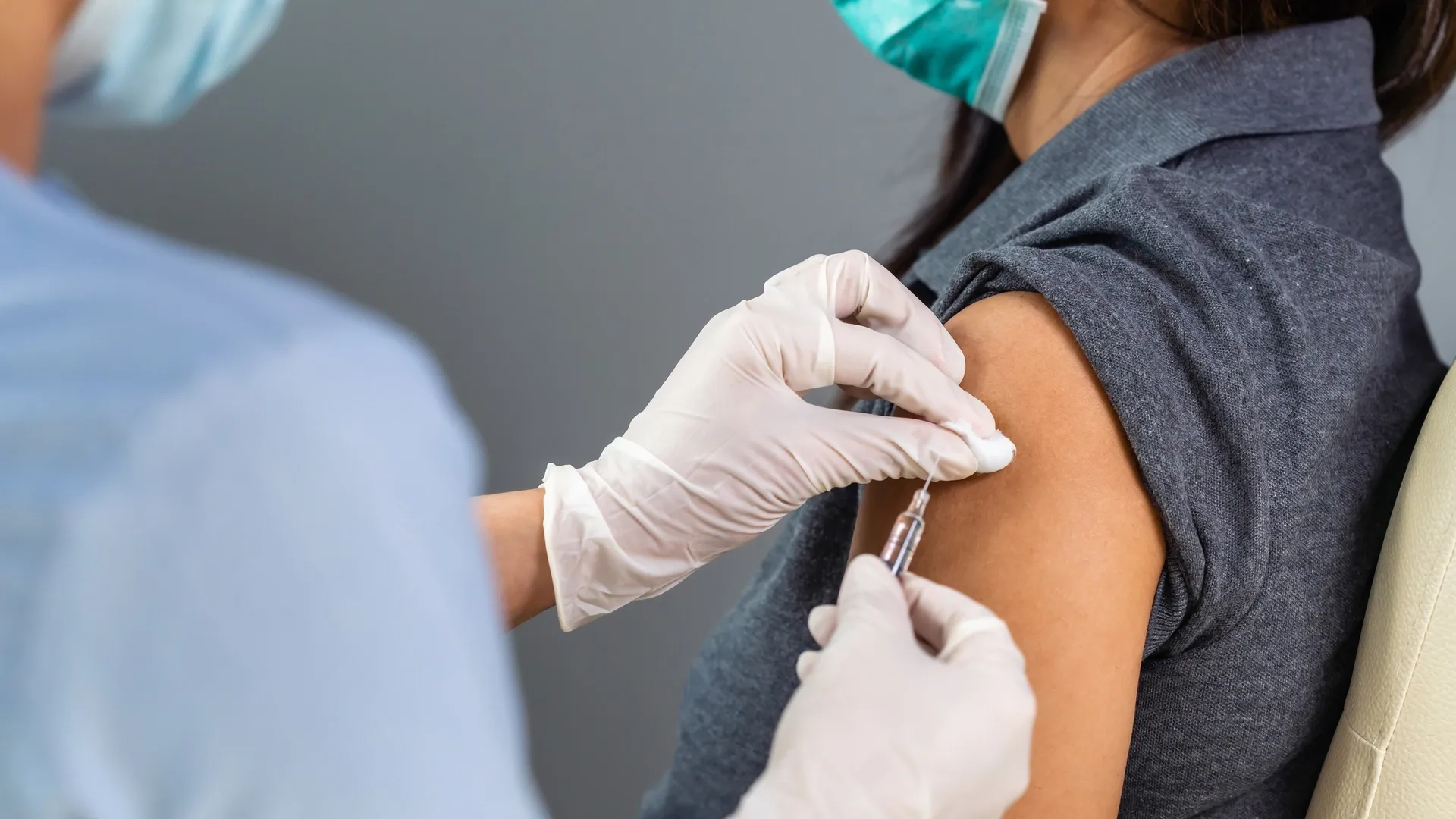 Врачи призывают вакцинироваться уже сейчас. Фото: BaLL LunLa / Shutterstock.com