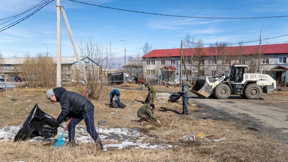 Ямальцы включились в массовую уборку городских территорий. Фото: личная страница Алексея Титовского, «ВКонтакте»