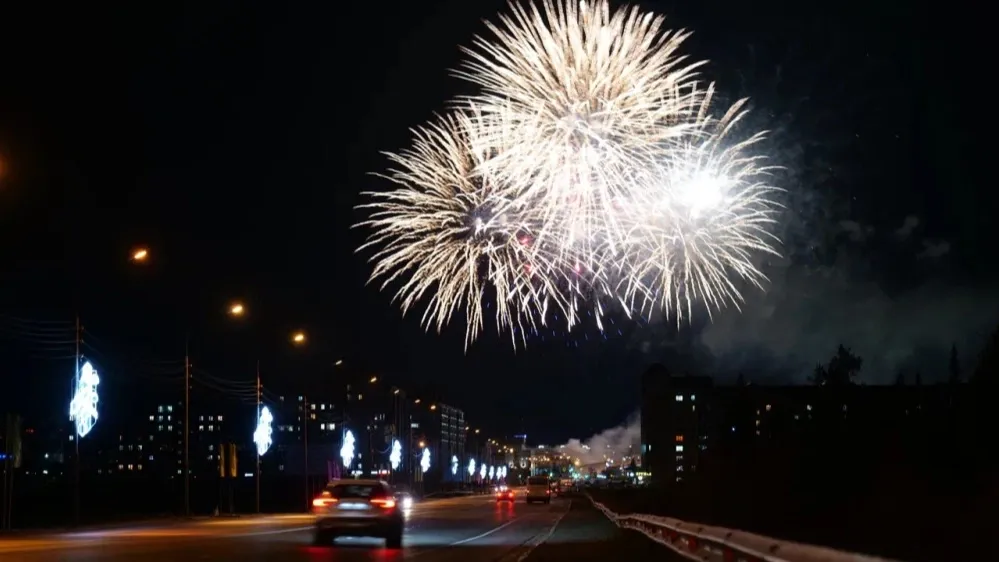 Праздничные мероприятия завершились грандиозным фейерверком. Фото: nur.yanao.ru
