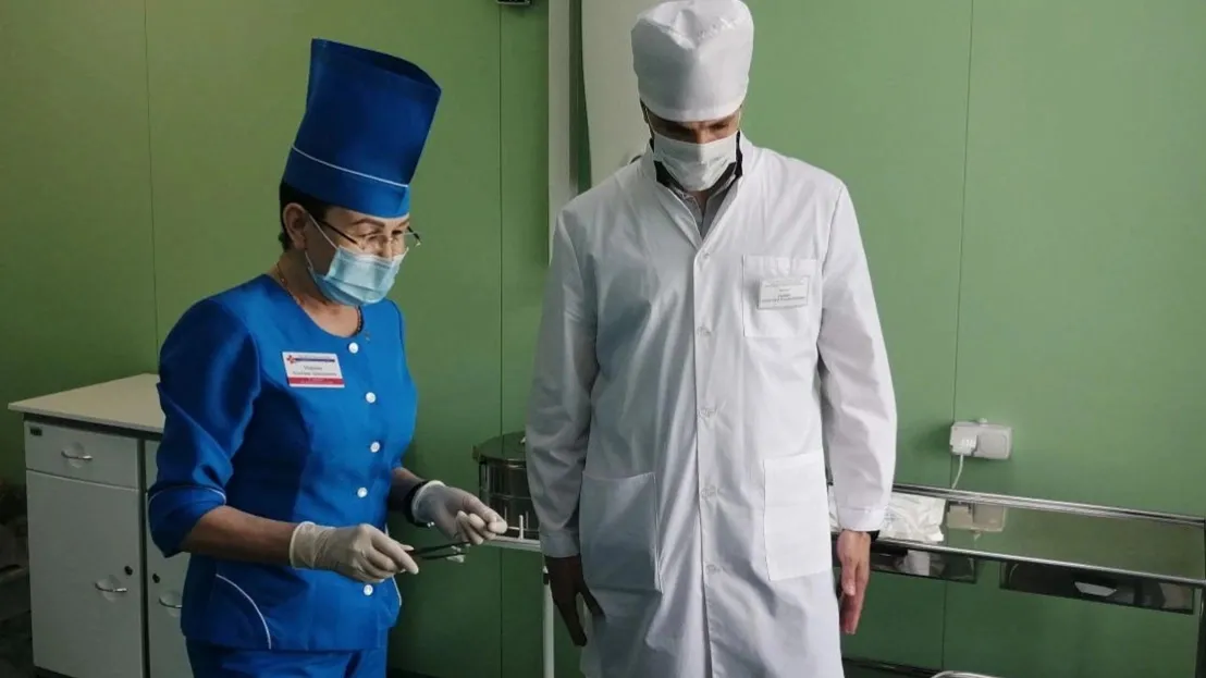 Практиканты-медики в реальных условиях больниц отрабатывают навыки. Фото: пресс-служба губернатора ЯНАО