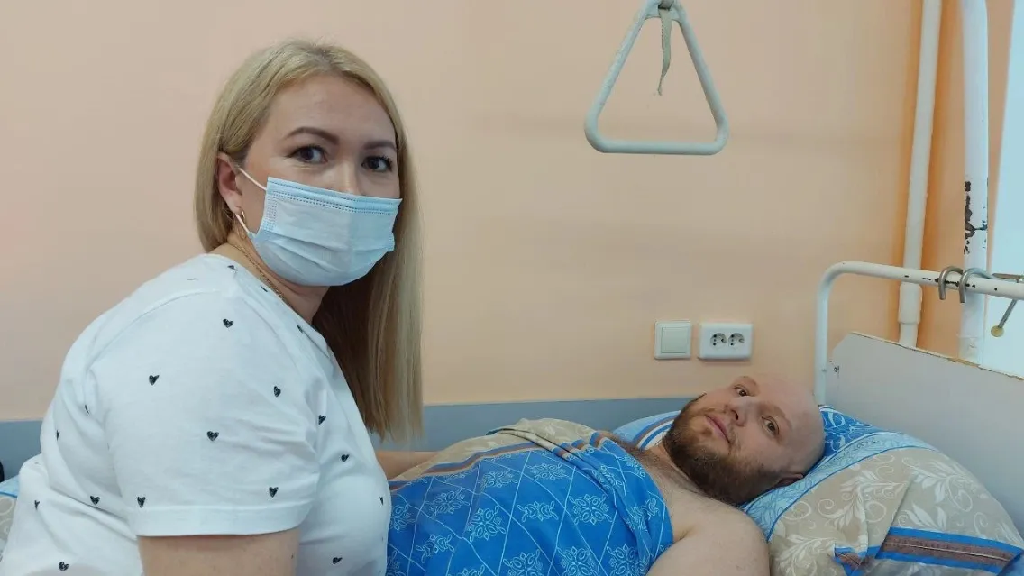 Михаила навещает супруга Алена, которая благодарит врачей за спасение мужа. Фото: департамент здравоохранения ЯНАО, «ВКонтакте»