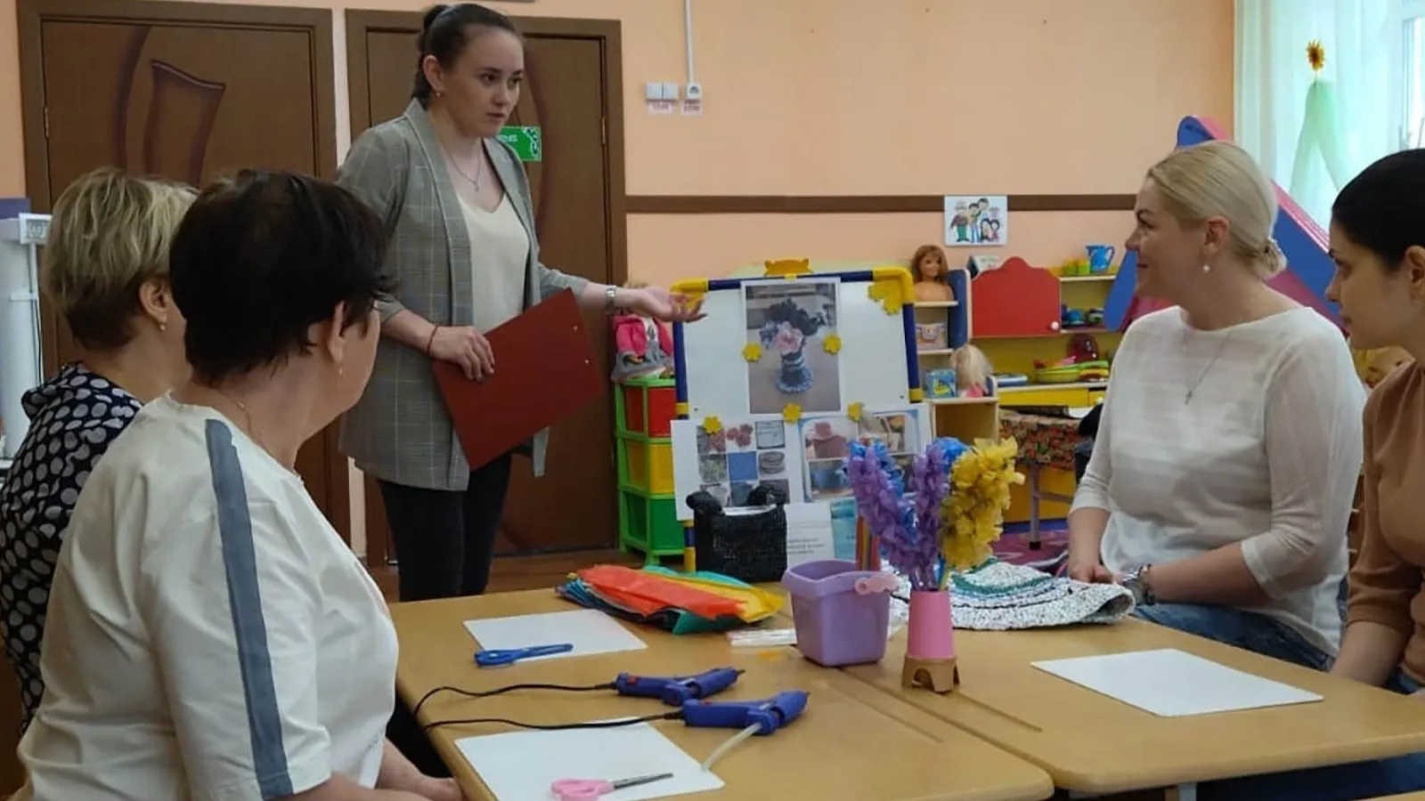 Татьяна Аникина проводит мастер-класс для воспитателей. Фото из архива организаторов «Чистых игр»
