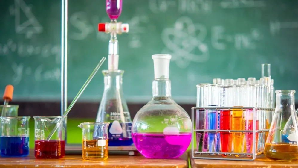Интенсивы по химии проводят лучшие преподаватели страны. Фото: Rabbitmindphoto / shutterstock.com / Fotodom