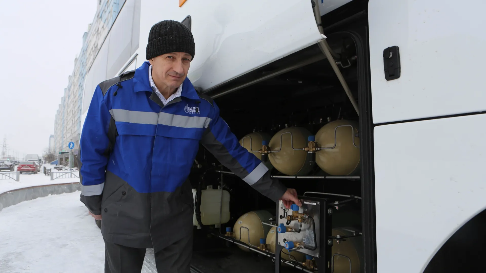 Участникам профориентационного мероприятия и жителям города показали газобаллонное оборудование. Фото предоставлено ООО «Газпром добыча Уренгой».