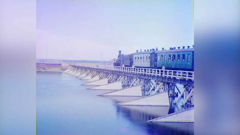Деревянный мост через реку Шуя. Мурманская железная дорога была построена очень быстро — более тысячи километров пути уложили за полтора года. Фото с сайта prokudin-gorsky.org 