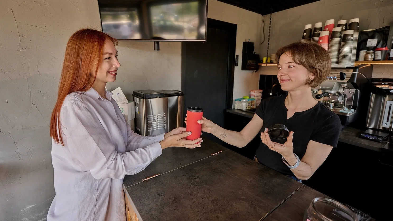 Посетители теперь приходят за кофе со своим стаканом и получают скидку. Фото: пресс-служба губернатора ЯНАО
