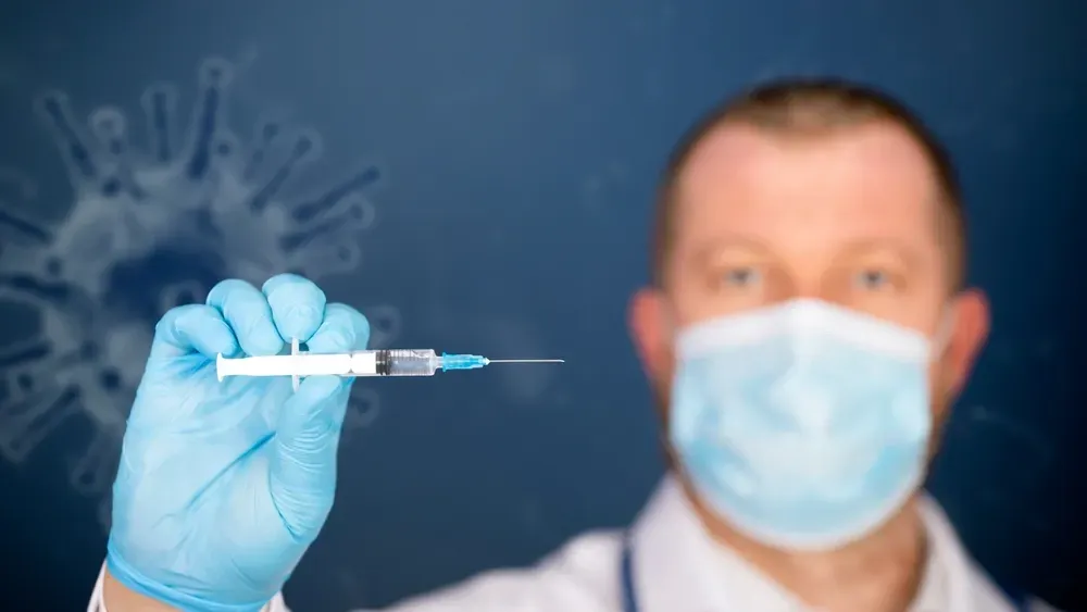Врачи убедительно просят вакцинироваться. Фото: Melinda Nagy / Shutterstock.com