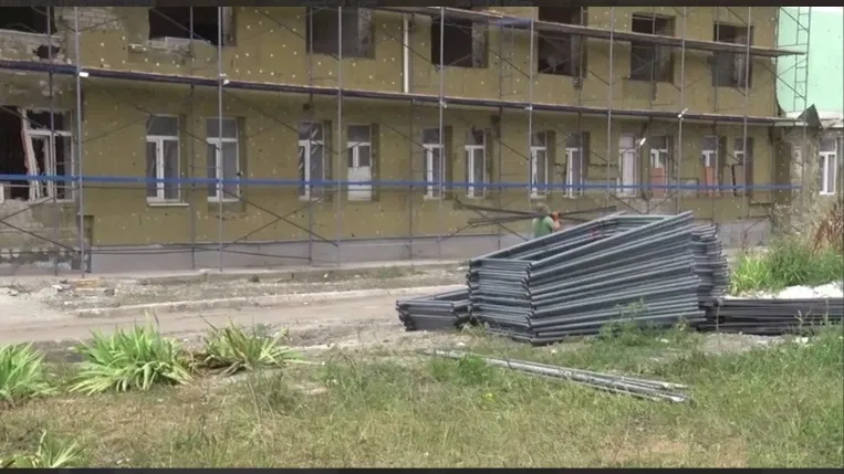 Строители отремонтируют все восемь корпусов железнодорожной больницы. Фото: скрин с видео пресс-службы губернатора ЯНАО