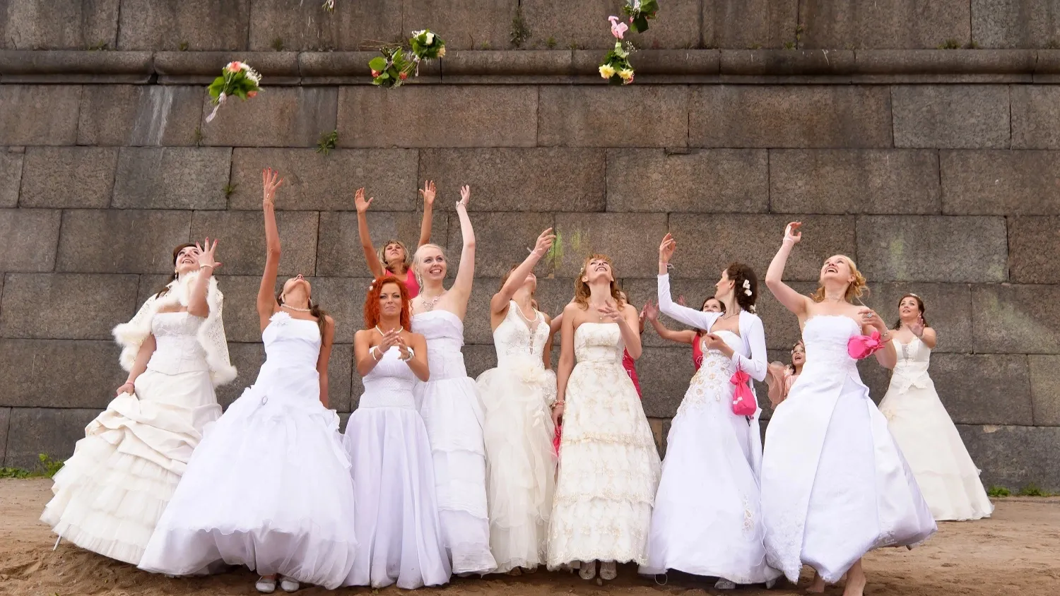 Традиции чествовать невест есть во многих городах. Фото: Anna Krivitskaya / Shutterstock.com