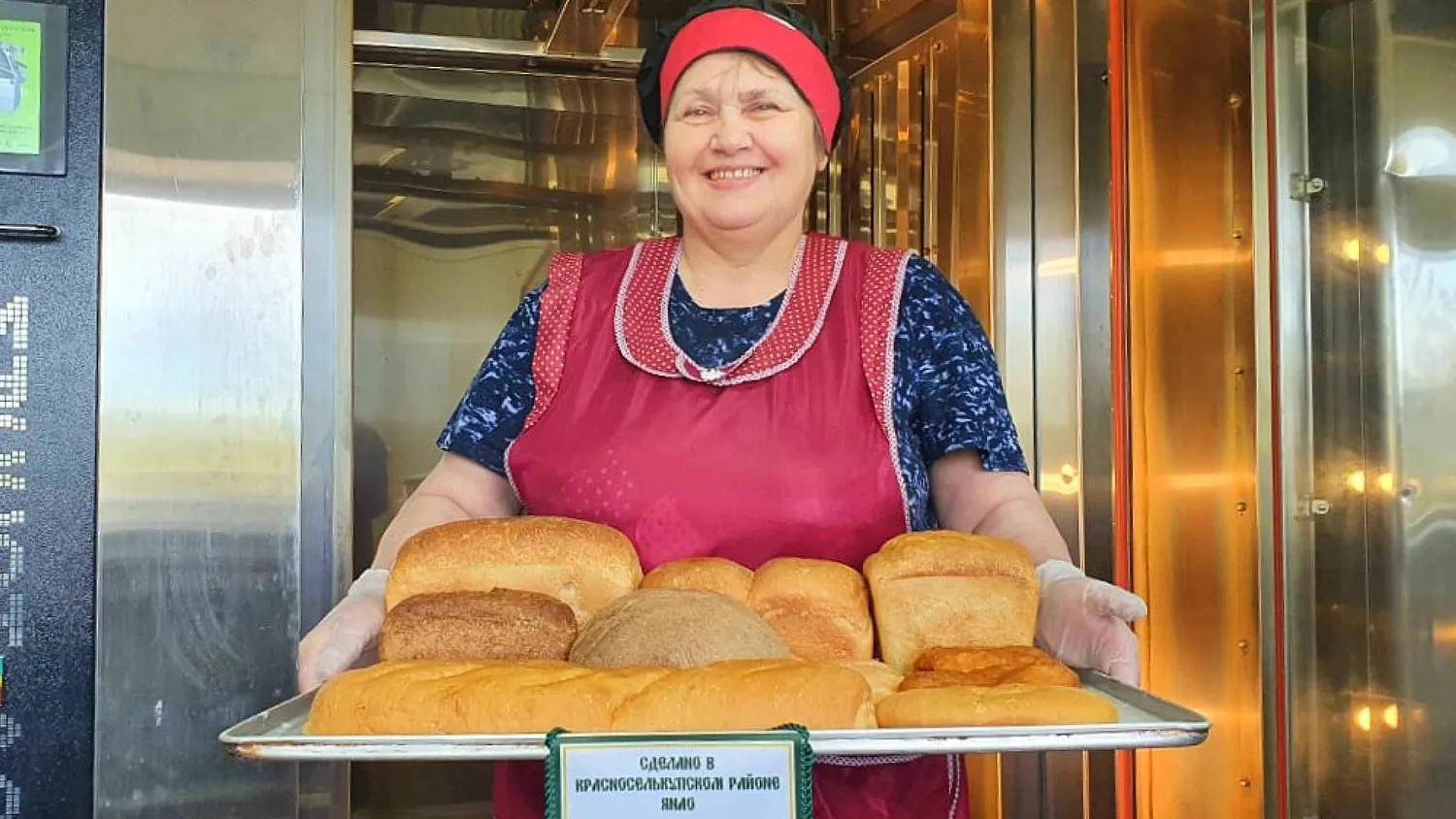 Первая партия хлебобулочных изделий уже поступила на прилавки магазинов. Фото: пресс-служба губернатора ЯНАО