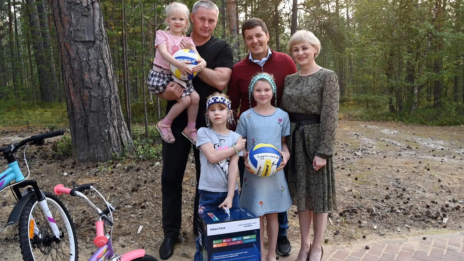 Дмитрий Артюхов пришел на встречу к семье Флегантовых с полезными презентами. Фото: пресс-служба губернатора ЯНАО