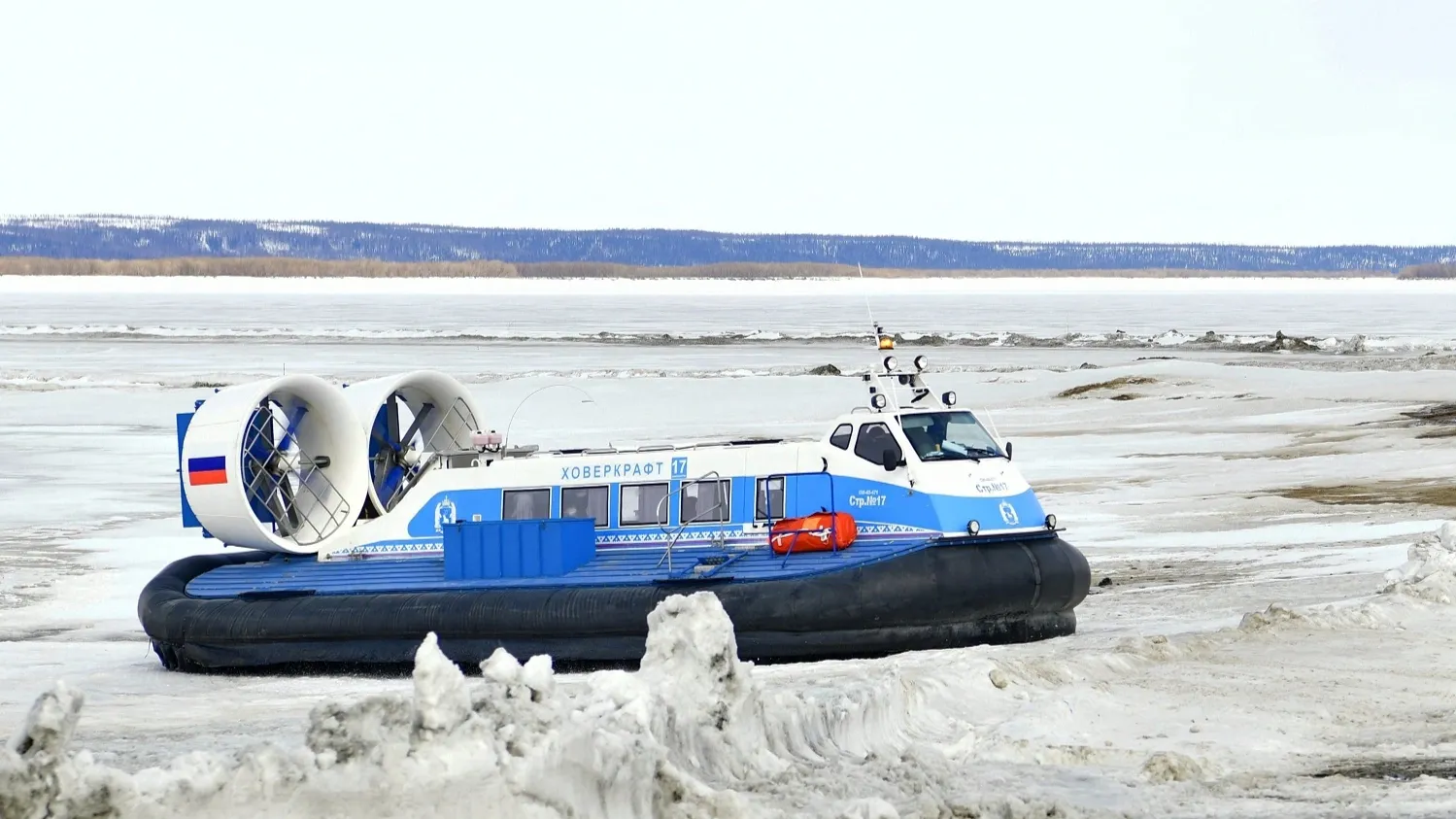 Суда "Нептун-23" вышли на линию, пока на реке не оборудуют зимнюю переправу для автотранспорта. Фото: Андрей Ткачёв / «Ямал-Медиа»