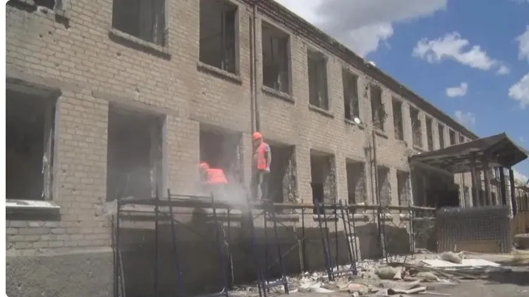 Ямальские строители восстанавливают школу в Волновахе. Фото: скриншот видео пресс-службы губернатора ЯНАО