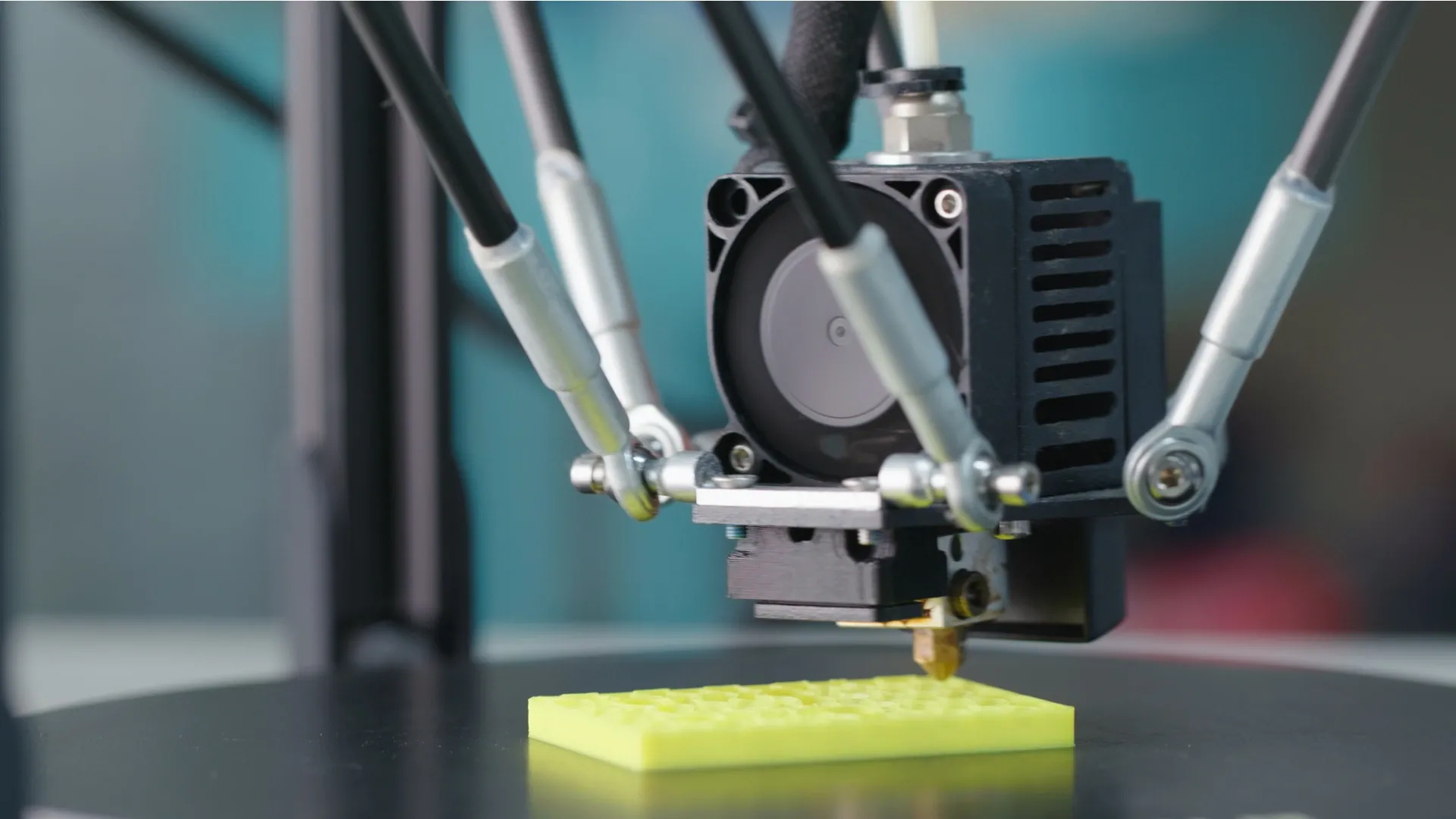 Есть вероятность, что импортные автозапчасти начнут штамповать на 3D-принтере. Фото: leungchopan / Shutterstock.com