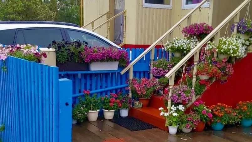 Таркосалинцы знают, как превратить двор в цветущий сад. Фото: vk.com/public_pur_adm_89