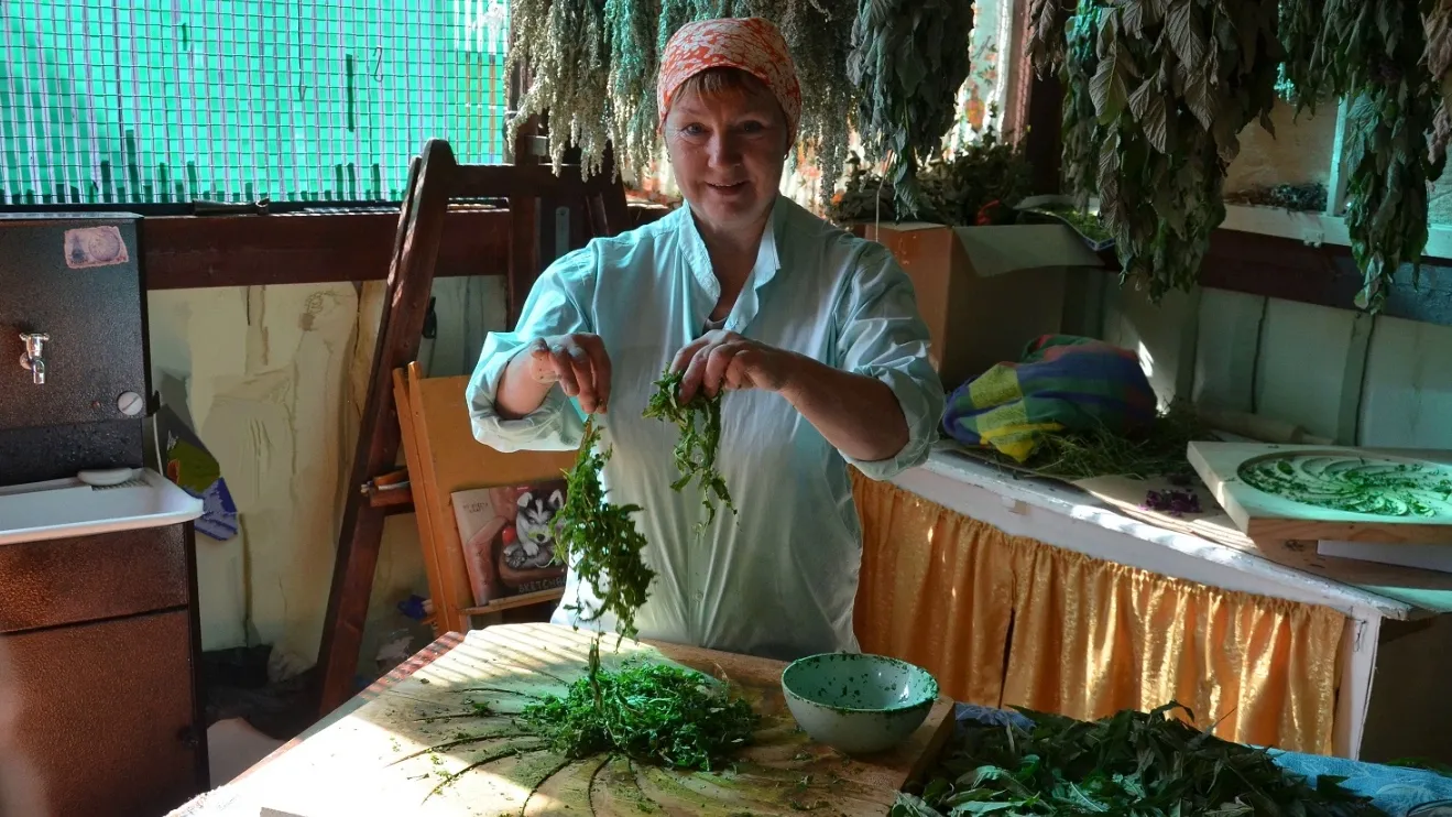 Травница готовит иван-чай на специальной деревянной мандале. Фото: Даниил Могильников, сайт правительства ЯНАО