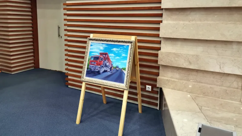 Ямальские дорожники в честь своего праздника накупили картин