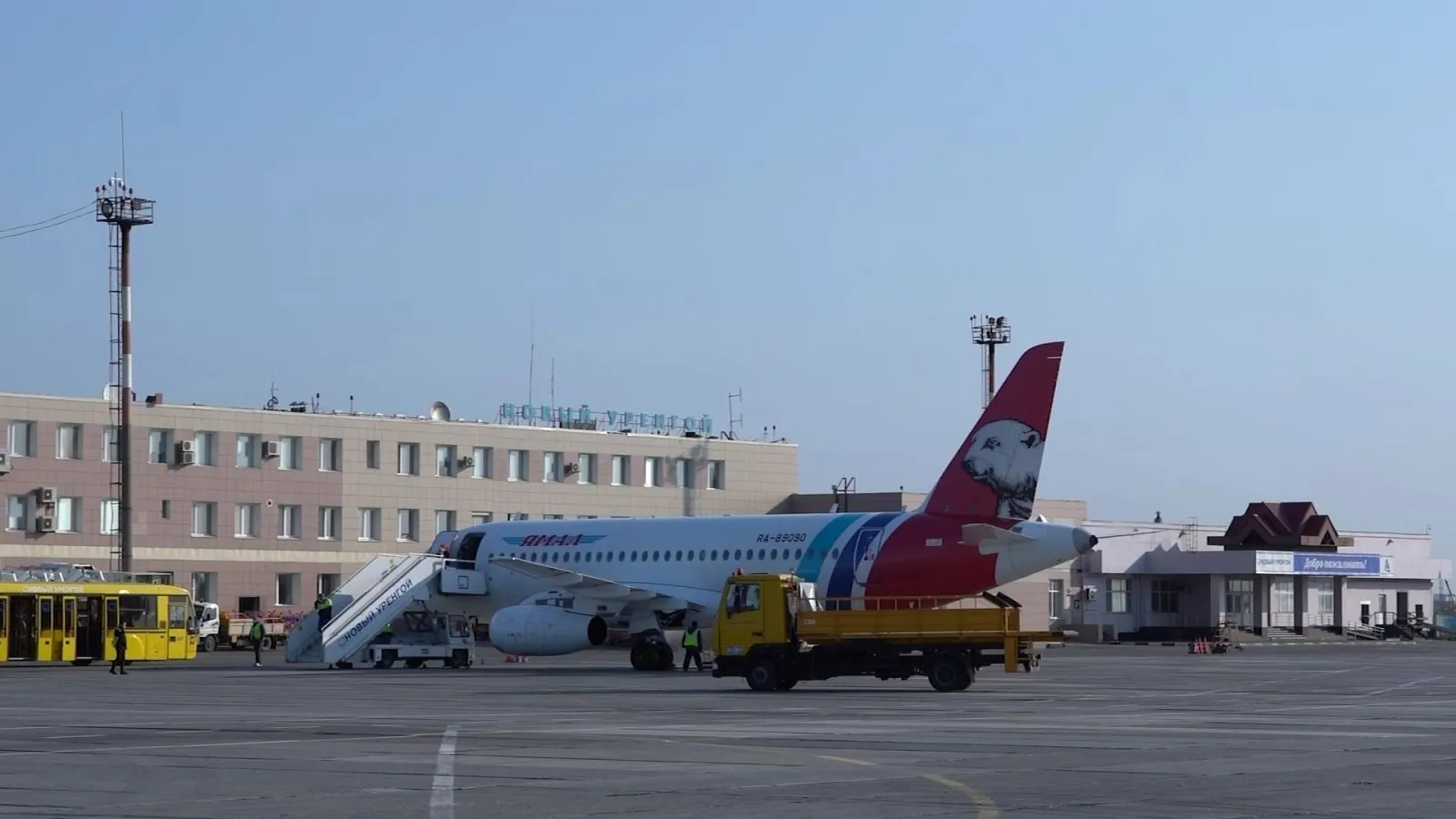 В аэропорту Нового Уренгоя приземлился самолет с повреждениями