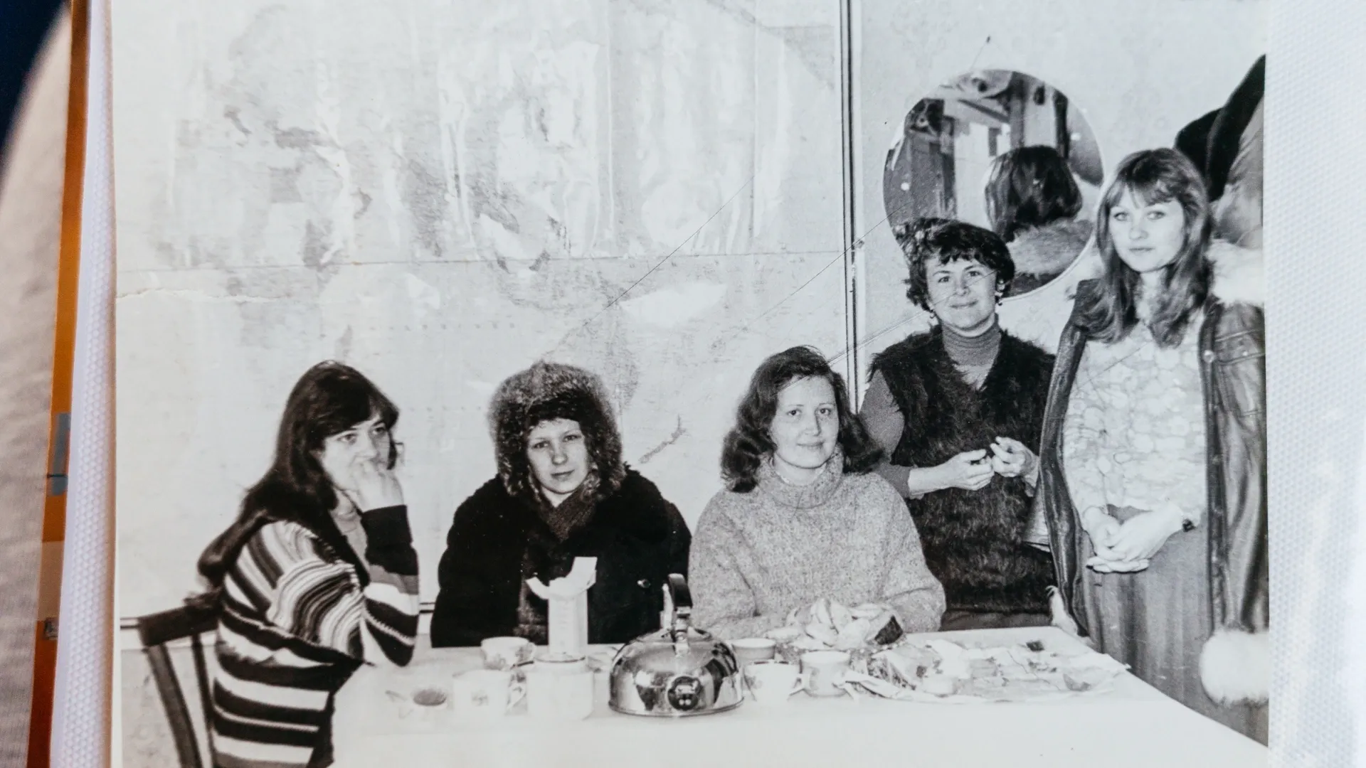 Мама героя Татьяна Кочуйкова с коллегами. Фото: из архива Николая Бруса.