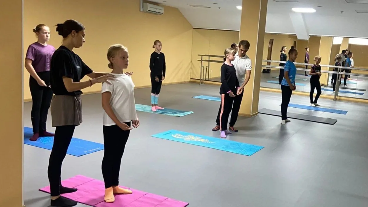 Артисты балета обучают юных фигуристов хореографии по авторским методикам. Фото: «Спортшкола Ямал Салехард», «ВКонтакте»
